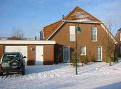 Ferienhaus Cuxita - gesehen von der Straßenseite im Winter